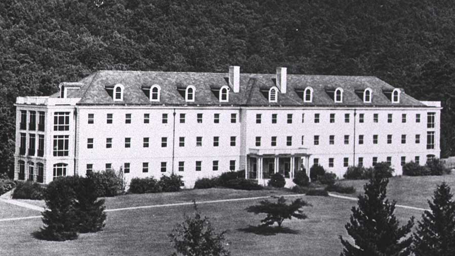Nurses Dormitory at the Oteen Veterans’ Hospital in western North Carolina. Heavy investment by the Veterans’ Bureau in the 1920s turned Oteen into one of the largest and best-equipped tuberculosis hospitals in the country. (National Library of Medicine)