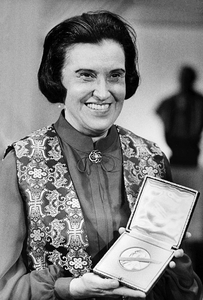 Rosalyn Yalow holder her Nobel prize