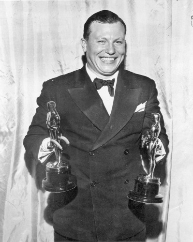 Harold Russell poses with his two Oscars at the 1947 Academy Awards ceremony. (latimes.com)