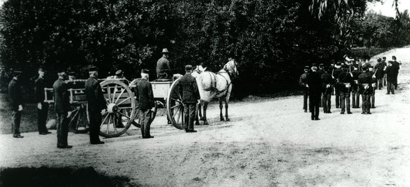 Funeral procession escorting the horse-drawn carriage bearing the remains of an old soldier from the Dayton home headed to his final resting place in the cemetery. (Dayton National Cemetery Support Committee)